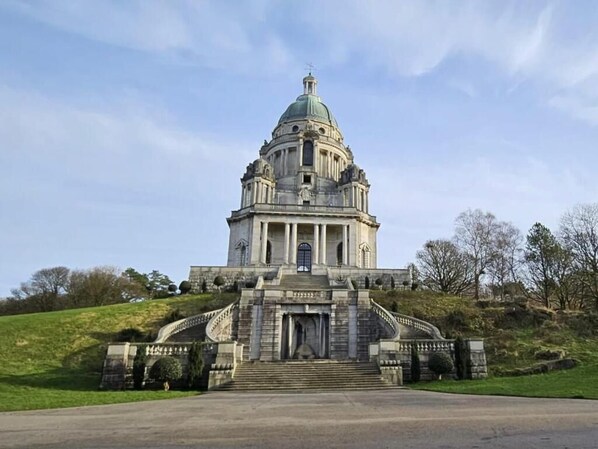 A large, historic building with a dome and columns, situated on a hill with a clear sky. - The Hideaway – 2-Bedroom Apartment with outdoor terrace & free parking (Lancaster)