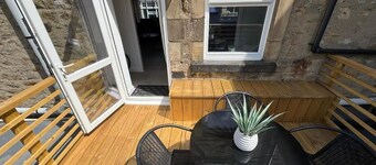 The Hideaway – 2-Bedroom Apartment with outdoor terrace & free parking