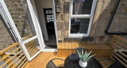 The Hideaway – 2-Bedroom Apartment with outdoor terrace & free parking