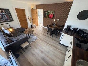 Living area - The Hideaway – 2-Bedroom Apartment with outdoor terrace & free parking (Lancaster)