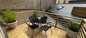 The Hideaway – 2-Bedroom Apartment with outdoor terrace & free parking