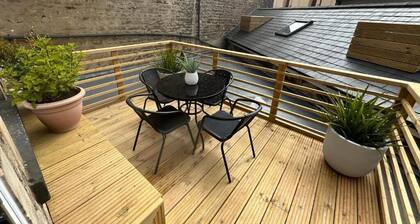 The Hideaway – 2-Bedroom Apartment with outdoor terrace & free parking