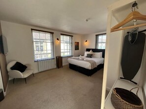 2 bedrooms, iron/ironing board, free WiFi - The Hideaway – 2-Bedroom Apartment with outdoor terrace & free parking (Lancaster)