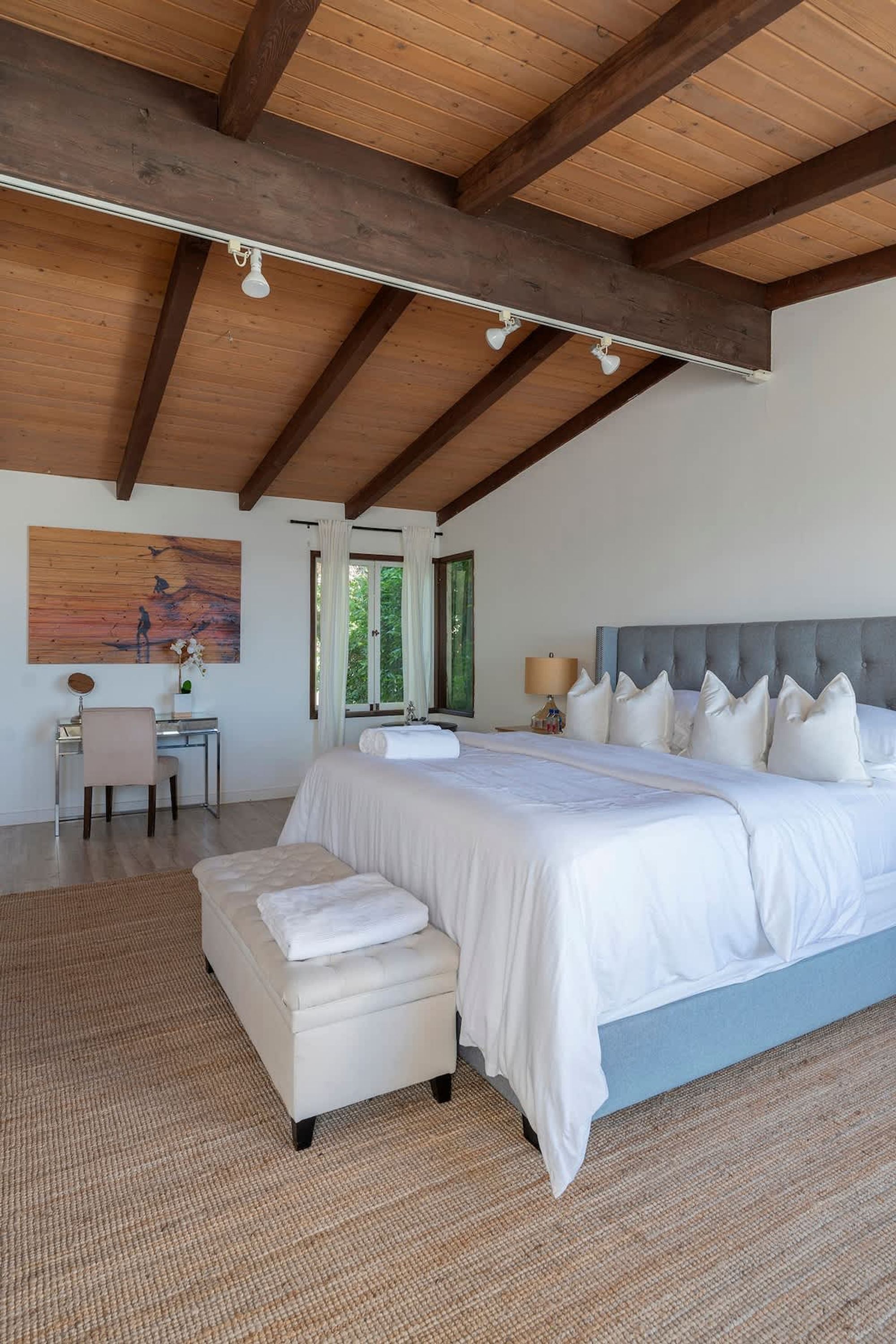 Une chambre avec un grand lit, un bureau et une chaise.