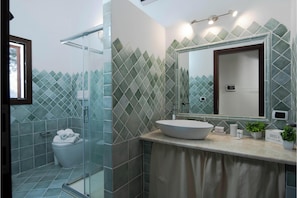 Familienapartment, 3Â Schlafzimmer, 2 BĂ€der (La Suara Manna) | Badezimmer | Duschwanne, Haartrockner, Bidet, HandtĂŒcher