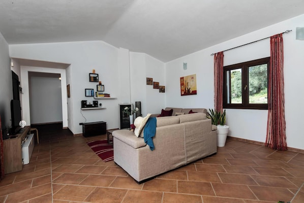 Family Apartment, Multiple Bedrooms, 2 Bathrooms (La Suara Manna) | Living area