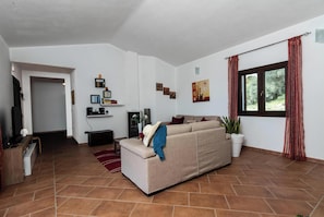 Family Apartment, Multiple Bedrooms, 2 Bathrooms (La Suara Manna) | Living area