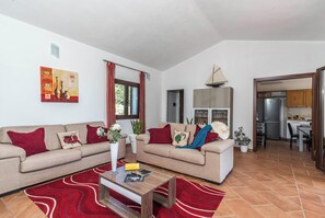 Family Apartment, Multiple Bedrooms, 2 Bathrooms (La Suara Manna) | Living area | 21-inch flat-screen TV with cable channels, stereo - La Suara Manna (Palau)
