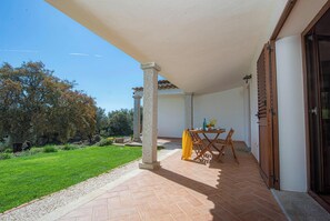 Outdoor dining - La Suara Manna (Palau)