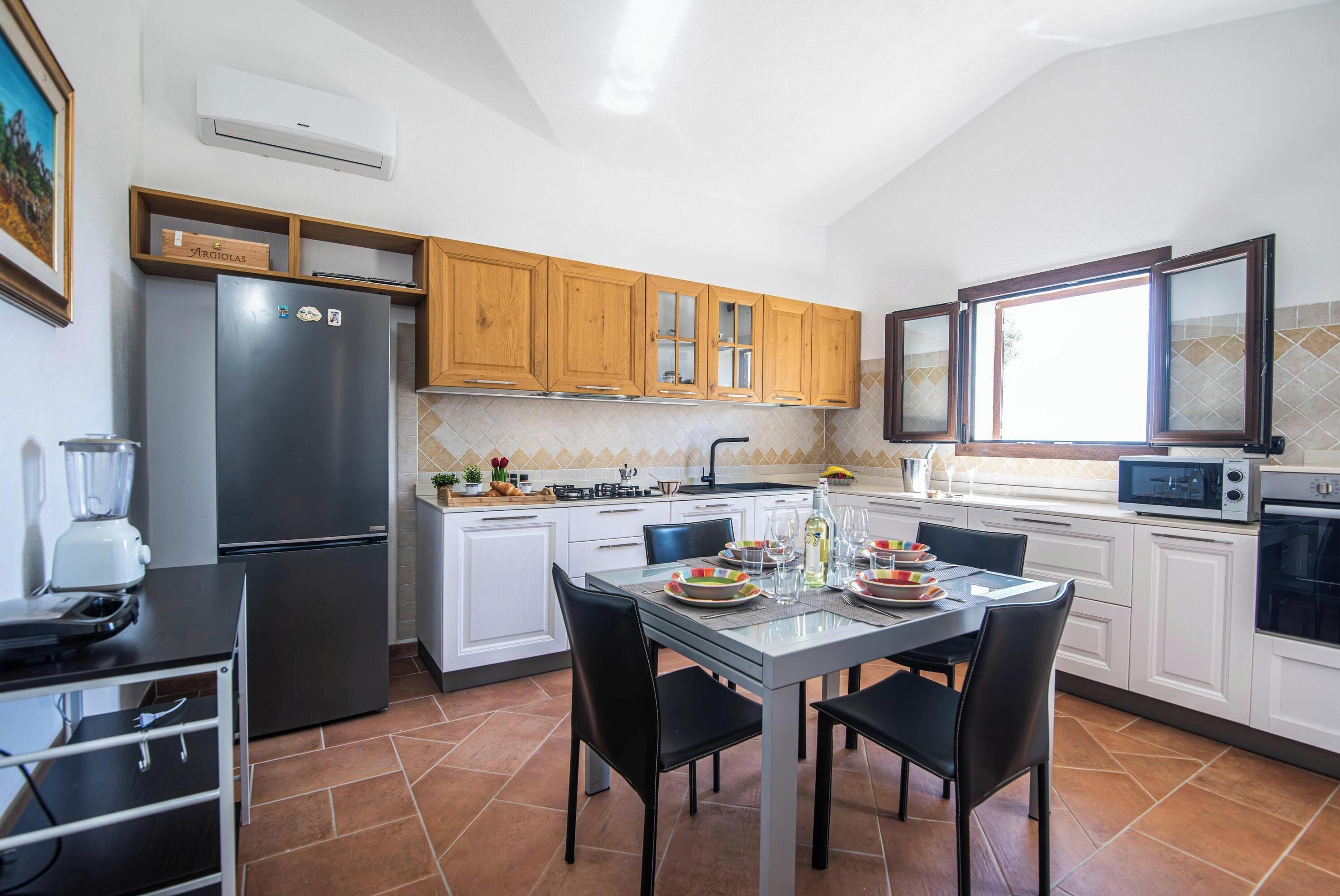 Family Apartment, Multiple Bedrooms, 2 Bathrooms (La Suara Manna) | Private kitchen | Fridge, microwave, oven, stovetop