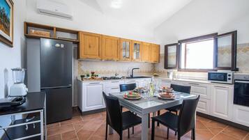 Family Apartment, Multiple Bedrooms, 2 Bathrooms (La Suara Manna) | Private kitchen | Fridge, microwave, oven, stovetop