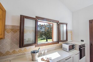 Family Apartment, Multiple Bedrooms, 2 Bathrooms (La Suara Manna) | Private kitchen | Fridge, microwave, oven, stovetop - La Suara Manna (Palau)