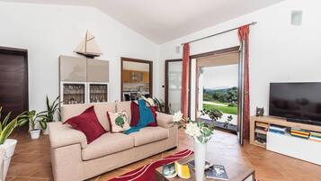 Apartamento família, vários quartos, 2 banheiros (La Suara Manna) | Área de estar | TV de tela plana 21 polegadas com canais a cabo, aparelho de som