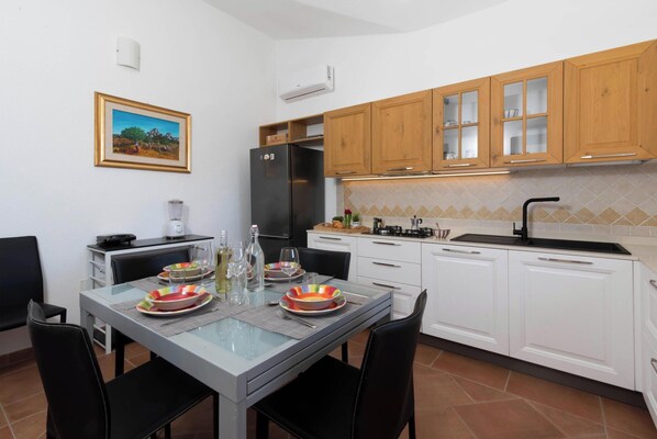 Refrigerador, microondas, horno, placa de cocina