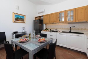 Family Apartment, Multiple Bedrooms, 2 Bathrooms (La Suara Manna) | Private kitchen | Fridge, microwave, oven, stovetop - La Suara Manna (Palau)