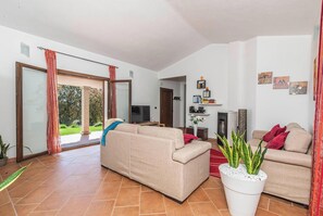 Family Apartment, Multiple Bedrooms, 2 Bathrooms (La Suara Manna) | Living area