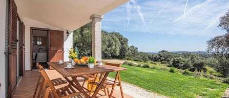 Family Apartment, Multiple Bedrooms, 2 Bathrooms (La Suara Manna) | Outdoor dining