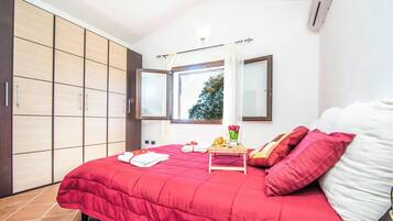 Family Apartment, Multiple Bedrooms, 2 Bathrooms (La Suara Manna) | 3 bedrooms, laptop workspace, free WiFi, bed sheets