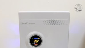 Un déshumidificateur blanc doté d’un écran numérique indiquant une température de 28 °C.