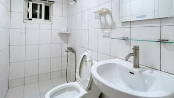 Deluxe Double Room, Non Smoking, Private Bathroom | Bathroom | Shower, rainfall showerhead, eco-friendly toiletries, hair dryer