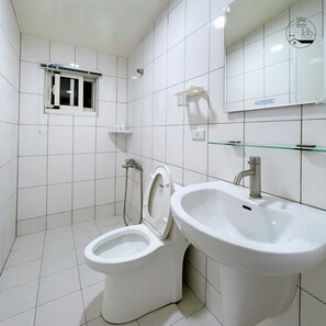 Habitación doble Deluxe, para no fumadores, baño privado | Baño | Regadera, regadera tipo lluvia, amenidades de baño ecológicas 