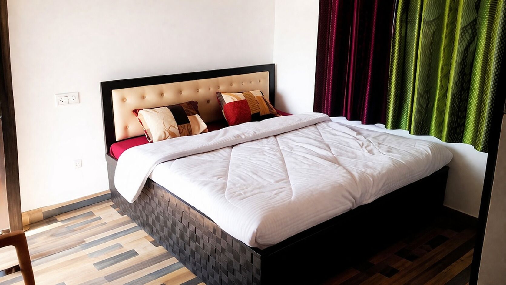 Chambre Deluxe double | Bureau, espace de travail pour ordinateurs portables, literie fournie