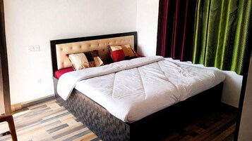 Escritorio, espacio para trabajar con laptop y ropa de cama 