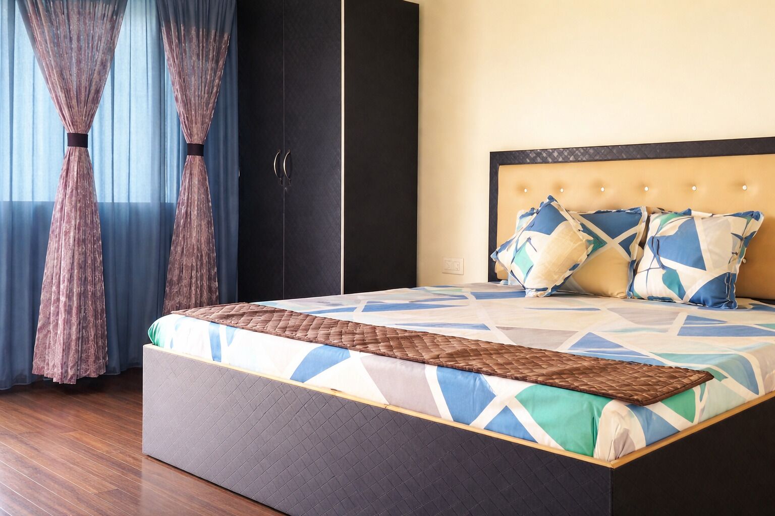 مكتب ومساحة عمل للكمبيوتر المحمول وملاءات أسرّة