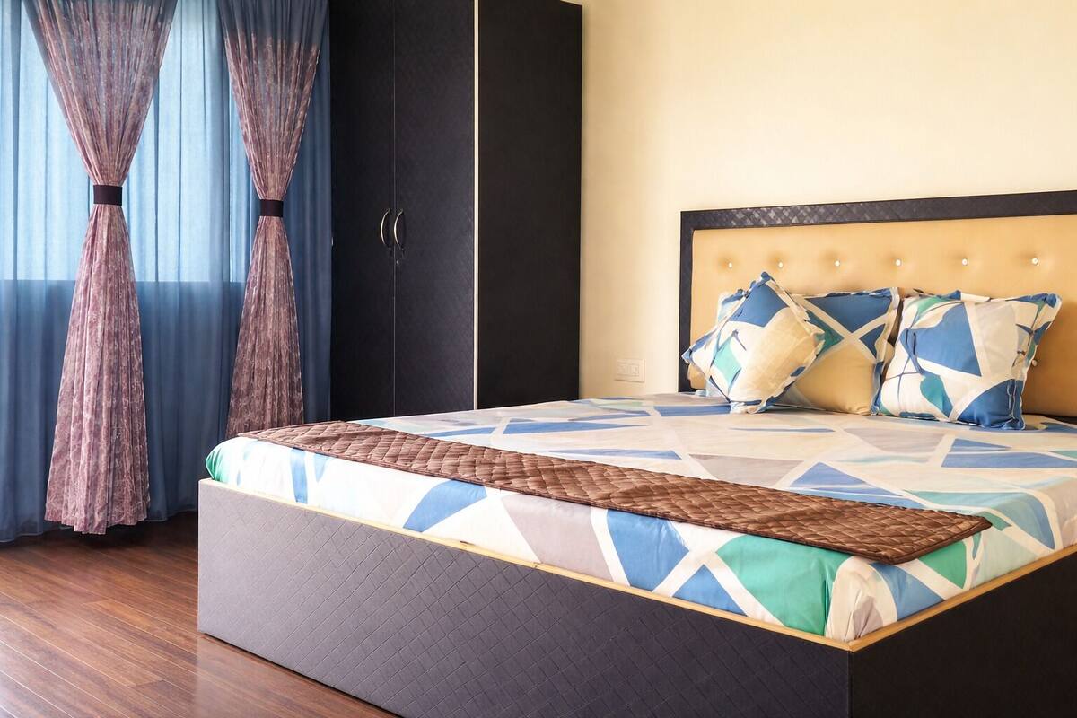 مكتب ومساحة عمل للكمبيوتر المحمول وملاءات أسرّة