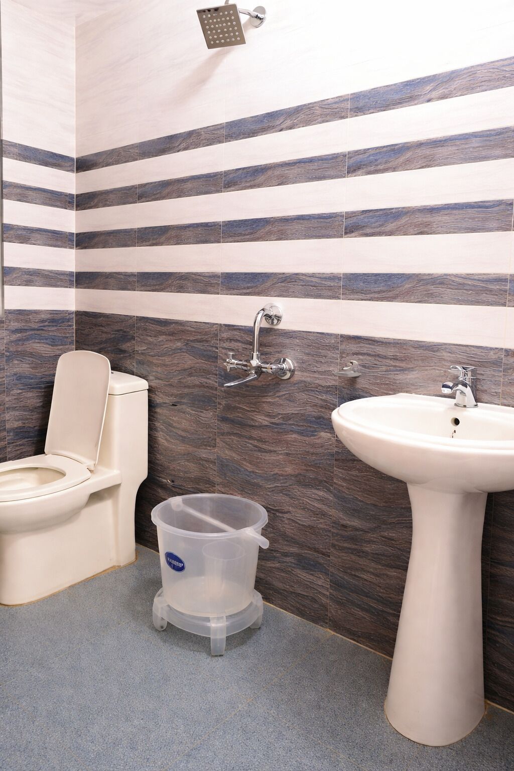 Chambre Deluxe double | Salle de bain | Douche, douche cascade, articles de toilette griffés, pantoufles