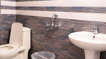 Chambre Deluxe double | Salle de bain | Douche, douche cascade, articles de toilette griffés, pantoufles