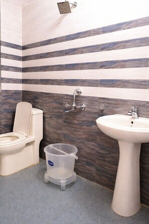 تجهيزات دش، دُش غزير، مستلزمات فاخرة للعناية الشخصية، خف للقدمين