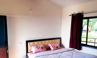 办公桌、笔记本电脑工作区、床单