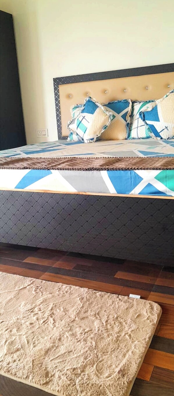 1 bedroom, desk, laptop workspace, bed sheets