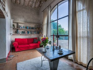Televisión y chimenea 