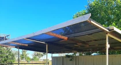 "Oakwood House" - Entire 5 bedroom house with Telstra Fetch and free WiFi