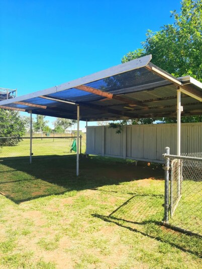 "Oakwood House" - Entire 5 bedroom house with Telstra Fetch and free WiFi