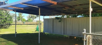"Oakwood House" - Entire 5 bedroom house with Telstra Fetch and free WiFi