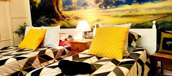 "Oakwood House" - Entire 5 bedroom house with Telstra Fetch and free WiFi