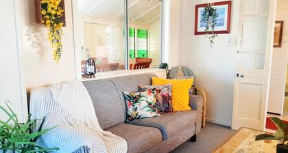 "Oakwood House" - Entire 5 bedroom house with Telstra Fetch and free WiFi