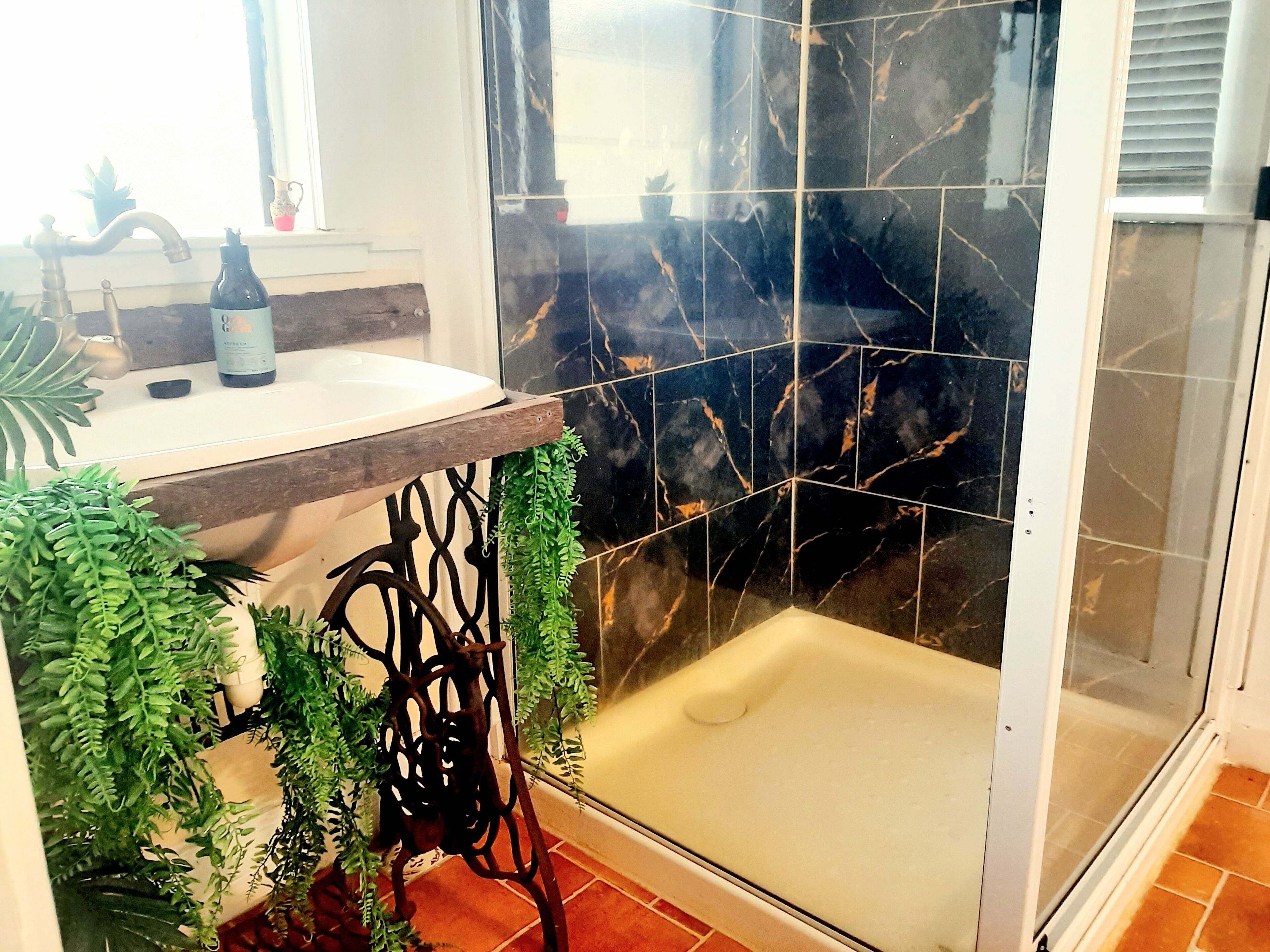 Een douche, handdoeken, zeep, toiletpapier