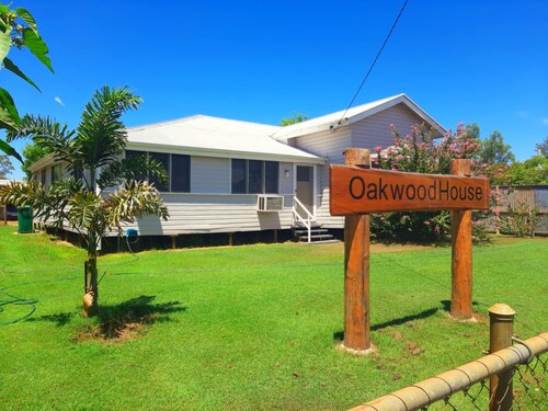 "Oakwood House" - Large 5 bedroom home with BBQ- perfect for families & groups