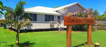 "Oakwood House" - Large 5 bedroom home with BBQ- perfect for families & groups