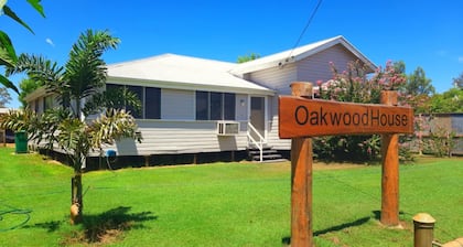 "Oakwood House" - Large 5 bedroom home with BBQ- perfect for families & groups