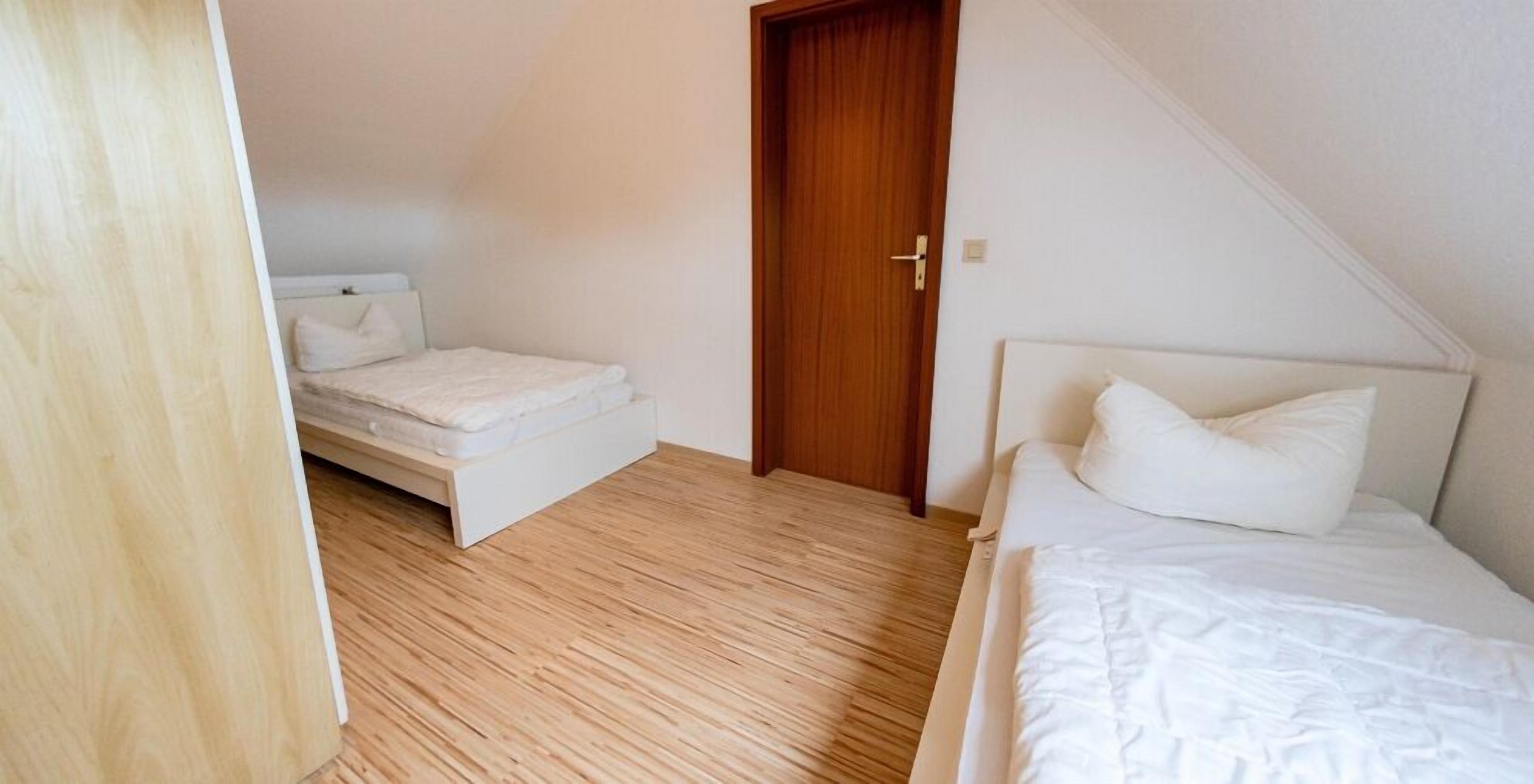 Un petit appartement d’une seule pièce avec un lit en mezzanine et un lit superposé en bas.