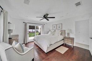 3 soverom, skrivebord, strykejern/-brett og reiseseng for barn