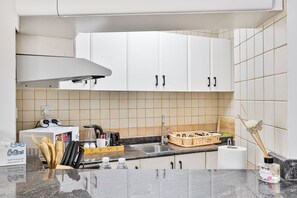 Køleskab, mikrobølgeovn, ovn, kogeplade