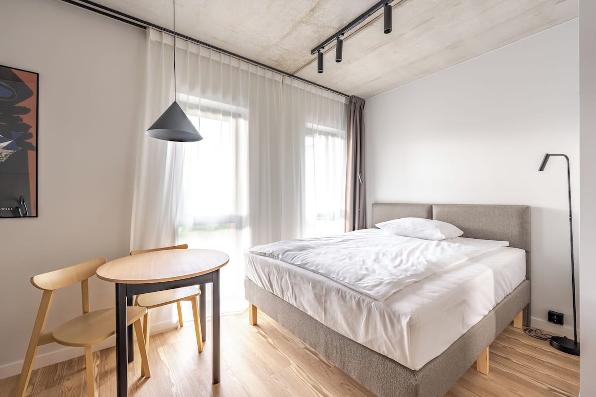 Une chambre à coucher moderne avec un lit, un bureau et une chaise.
