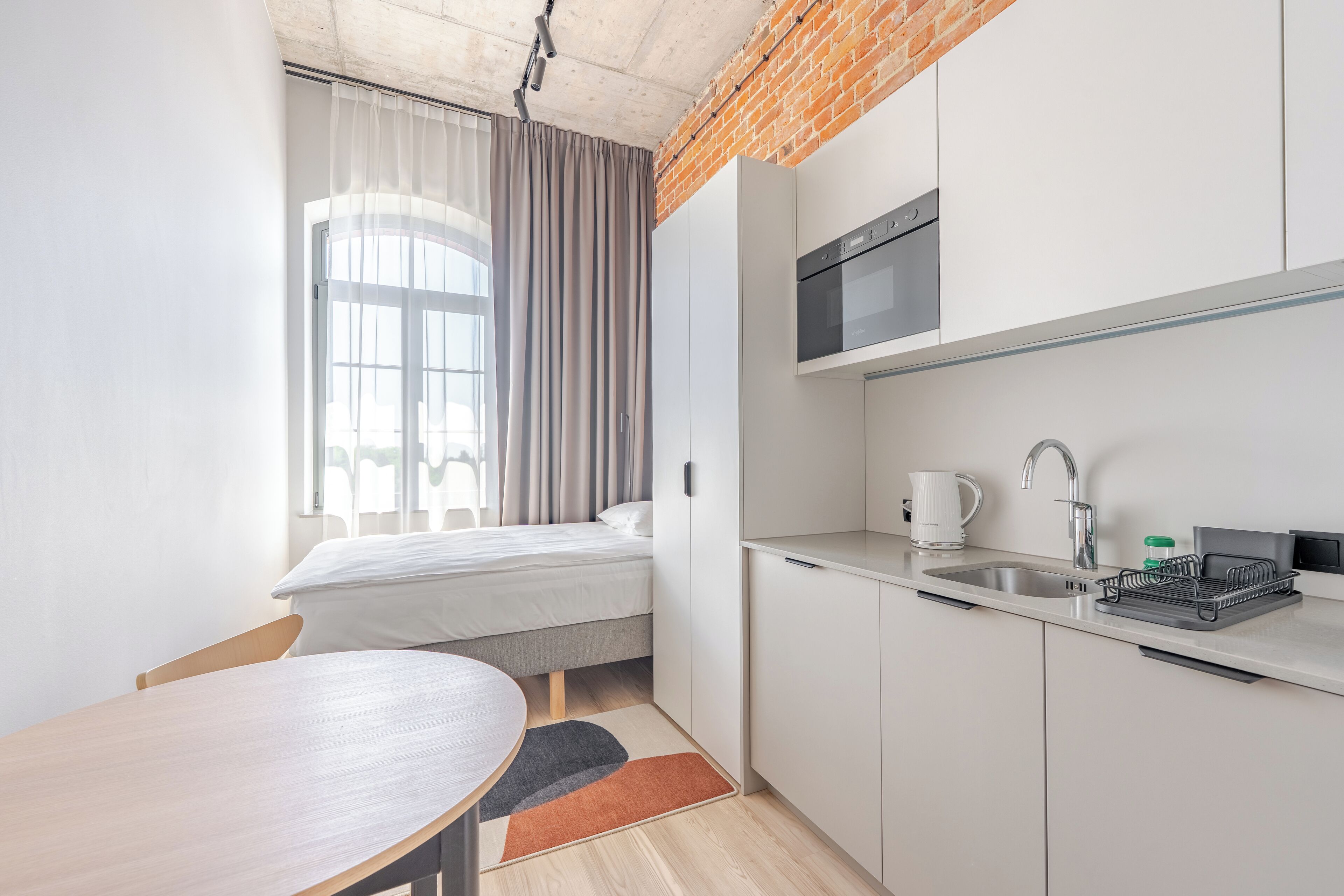 Compact retro studio for single use | Blackout drapes, free WiFi, bed sheets