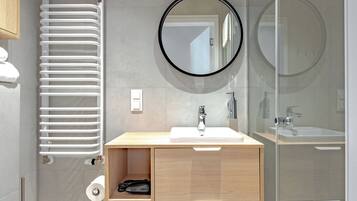 Standard retro studio | Banheiro | Chuveiro, secador de cabelo, toalhas de banho, sabonete